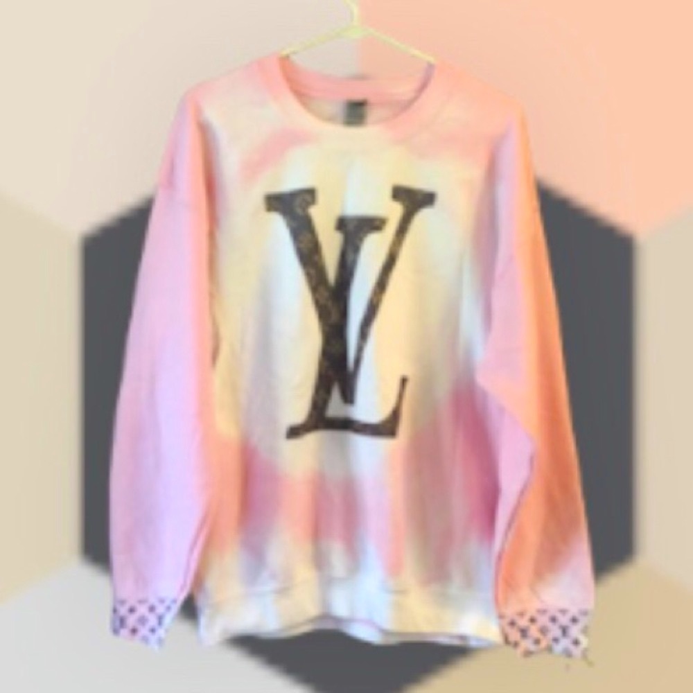 Pullover l V W/ logo designs on the sleeves & Front of Sweatshirt ❌❌PRICE FIRM❌